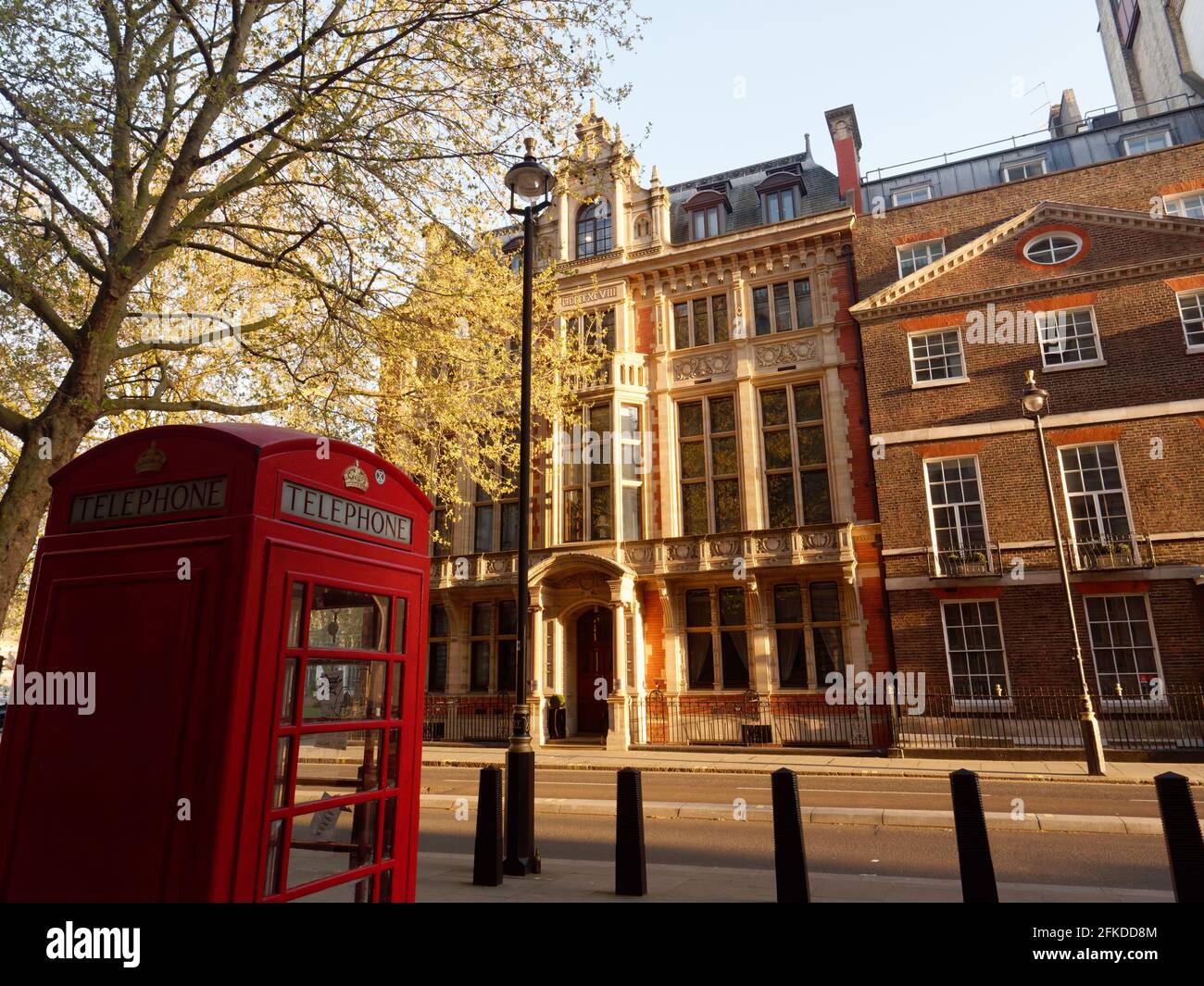 London, Greater London, England - 24 2021. April: Rote Telefondose gegenüber der RICS-Buchhandlung in der Great George Street. Stockfoto