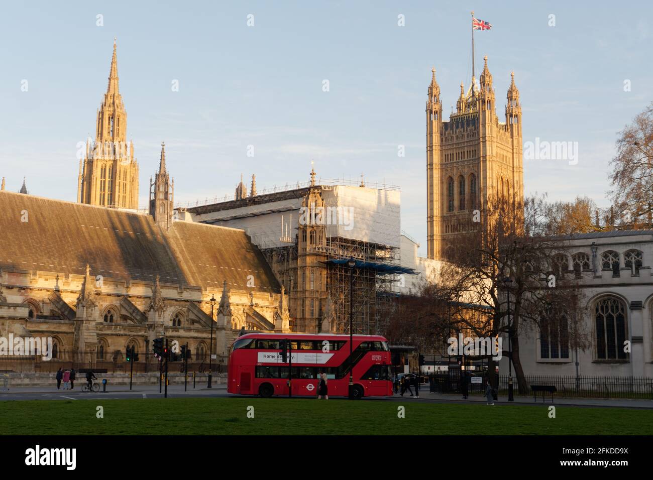 London, Greater London, England - 24 2021. Apr: Parliament Square mit einem Doppeldeckerbus vor dem Houses of Parliament. Stockfoto