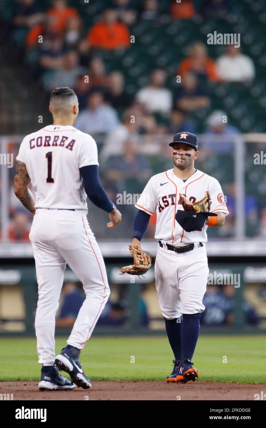 HOUSTON, TX - 29. APRIL: Jose Altuve (27) von den Houston Astros bringt Carlos Correa (1) während eines Spiels gegen die Seattle Mariners mit Handschuh und Mütze Stockfoto
