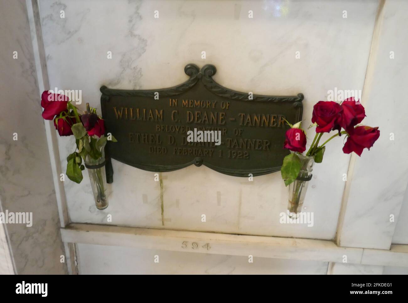 Los Angeles, Kalifornien, USA 28. April 2020 EIN allgemeiner Blick auf die Atmosphäre des Regisseurs William Desmond Taylor, alias William Cunningham Deane-Tanners Grab im Cathedral Mausoleum auf dem Hollywood Forever Cemetery am 28. April 2021 in Los Angeles, Kalifornien, USA. Foto von Barry King/Alamy Stockfoto Stockfoto