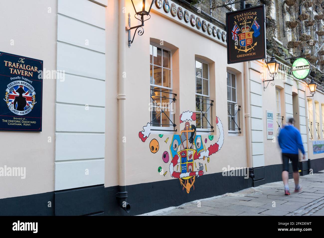 Außenansicht der Greenwich Trafalgar Tavern öffnet ihre Tür für die Öffentlichkeit, um sich an der Themse, im Süden Londons, England, zu treffen und Getränke zu genießen Stockfoto