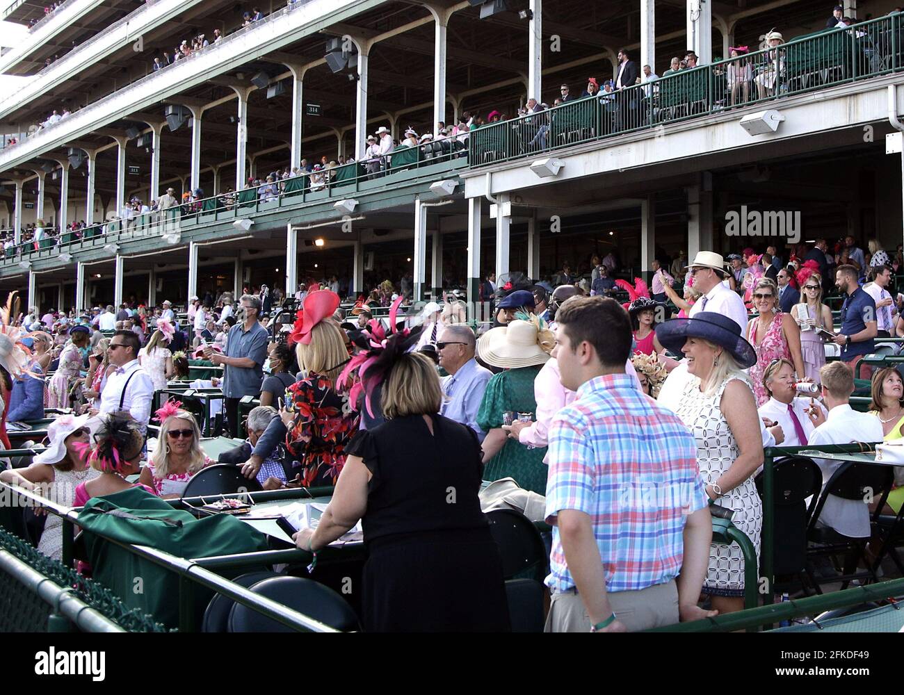 Louisville, Usa. April 2021. Eine maskenlose Menschenmenge versammelt sich, um am Freitag, den 30. April, den 147. Lauf der Kentucky Oaks in Churchill Downs in Louisville, Kentucky, zu beobachten. Foto von Mark Abraham/UPI Credit: UPI/Alamy Live News Stockfoto