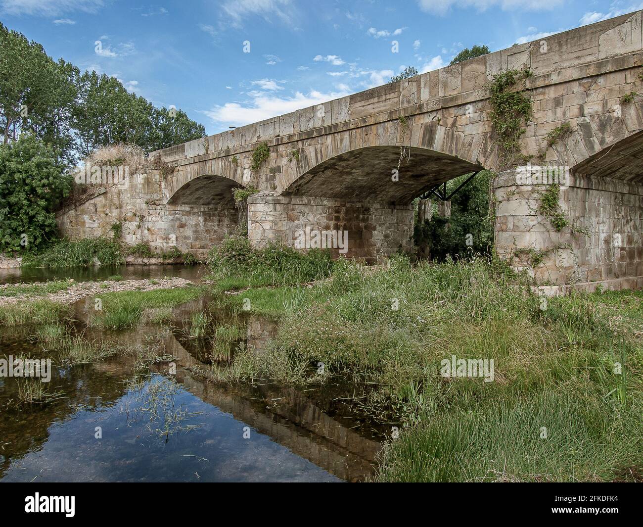 Puente de Orbigo im Fluss im Hospital de Orbigo, Spanien, 16. Juli 2010 Stockfoto