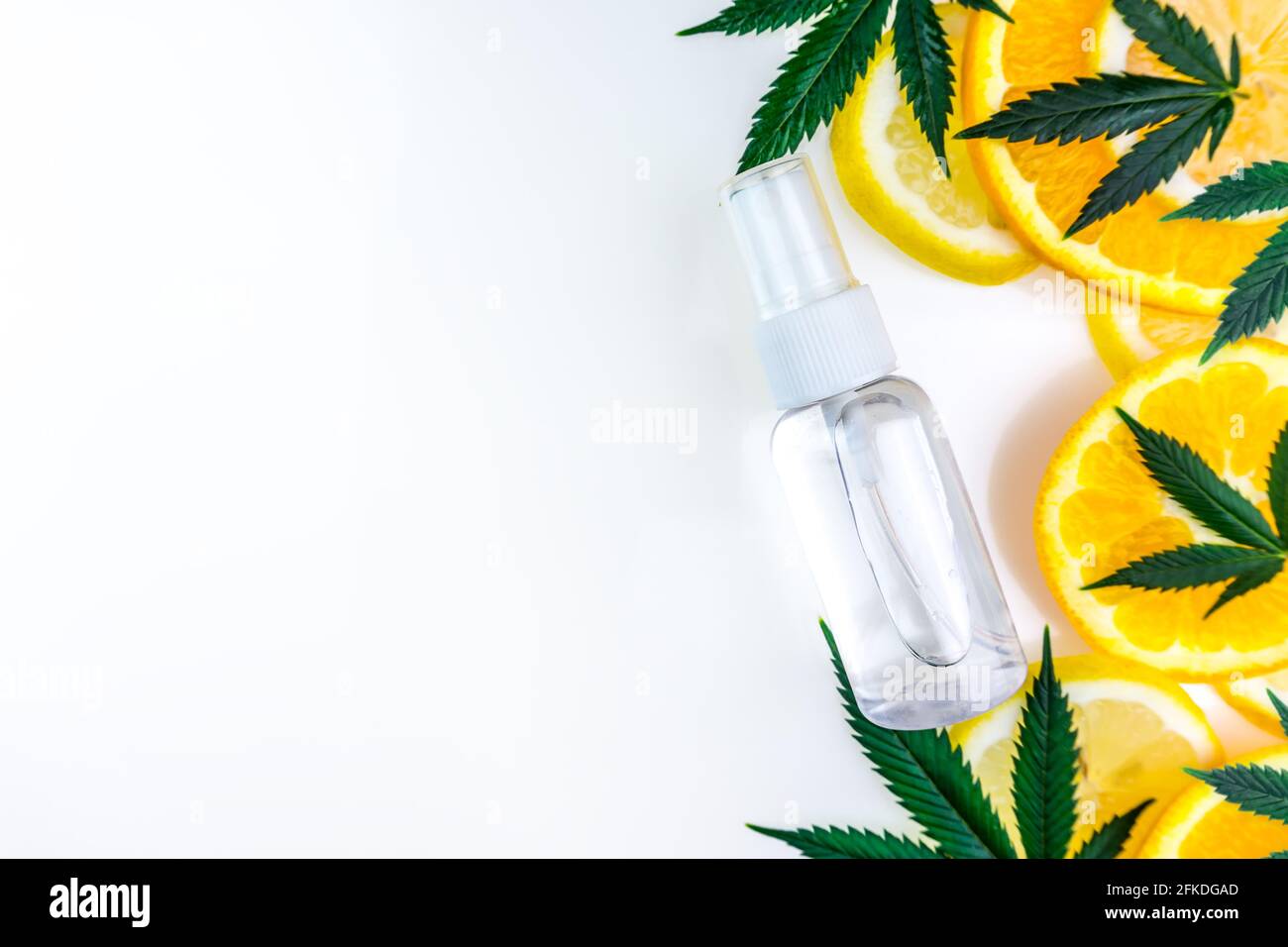 Cannabis-Terpene-Konzept mit Blättern, Zitronenorange und auf Weiß Hintergrund Stockfoto
