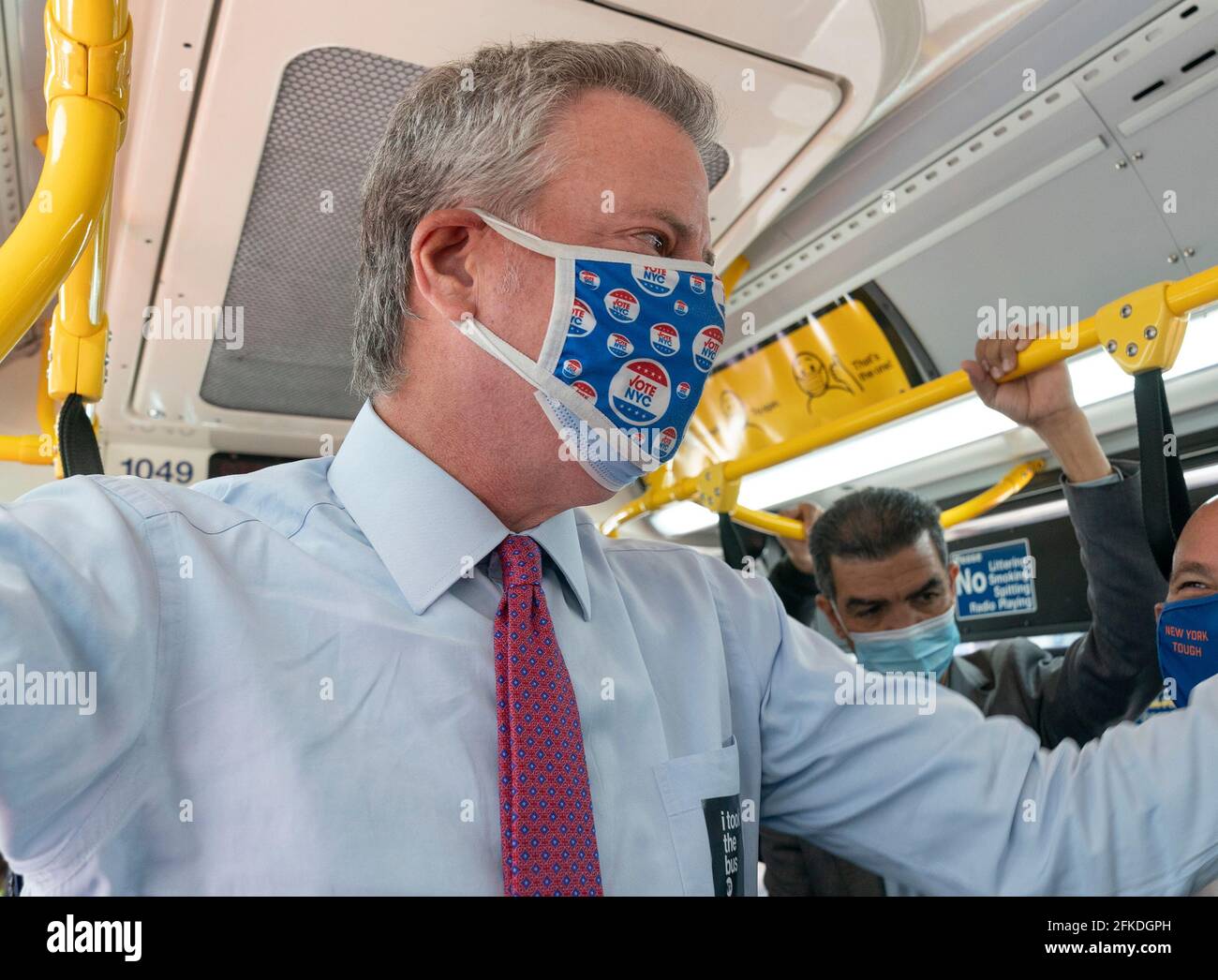 Bürgermeister Bill de Blasio fährt den BX3-Bus auf der neuen 181st Street Busway in Washington Heights, nachdem er sich für die Eröffnung der Busway zur Beschleunigung der Busfahrten entlang der Hauptroute zwischen Upper Manhattan und der Bronx geäußert hatte. Dem Bürgermeister schlossen sich Ydanis Rodriguez, Mitglied des stadtrats, Henry Gutman, dem Kommissar für Verkehr des Ministerrats, und Craig Cipriano, Präsident von MTA Bus, an. Bürgermeister erklärte, dass mehr Menschen in Bussen weniger Autos auf der Straße bedeuten, die Treibhausgasemissionen zu senken. Er trug spicker 'Ich nahm den Bus'. (Foto von Lev Radin/Pacific Press) Stockfoto