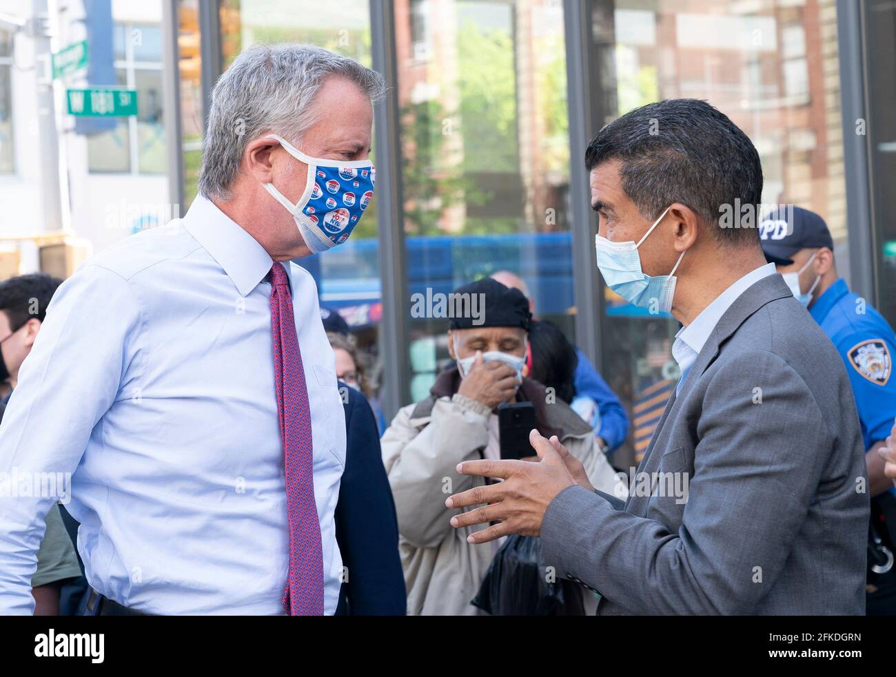 Bürgermeister Bill de Blasio spricht mit dem stadtratsmitglied Ydanis Rodriguez über die Eröffnung eines neuen Busweges in der 181st Street in Washington Heights, um die Busfahrten entlang der Hauptstrecke zwischen Upper Manhattan und der Bronx zu beschleunigen. Dem Bürgermeister schlossen sich Ydanis Rodriguez, Mitglied des stadtrats, Henry Gutman, dem Kommissar für Verkehr des Ministerrats, und Craig Cipriano, Präsident von MTA Bus, an. Bürgermeister erklärte, dass mehr Menschen in Bussen weniger Autos auf der Straße bedeuten, die Treibhausgasemissionen zu senken. Er trug spicker 'Ich nahm den Bus'. (Foto von Lev Radin/Pacific Press) Stockfoto