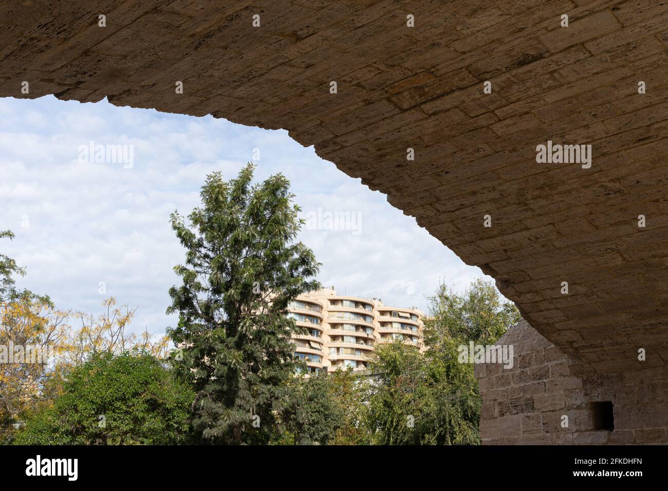 Alte Steinbrücke über altes Flussbett, Stadtpark. Puente de la Trinidad, Fluss Turia, Valencia, Spanien. Steinaschlar-Konstruktion. Stockfoto