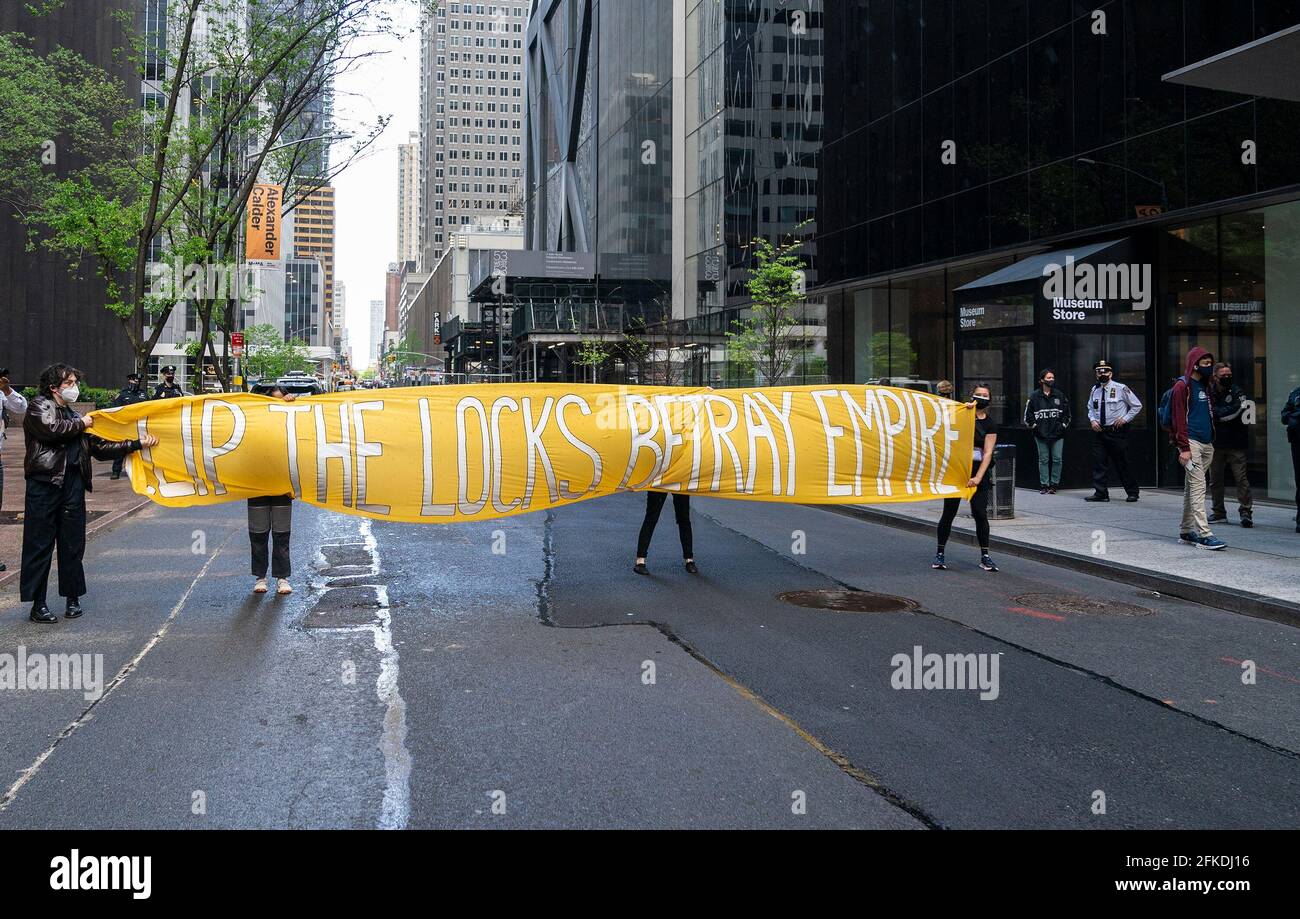 New York, Usa. April 2021. Einige Dutzend Aktivisten versammeln sich und marschieren gegen den Vorstand des Museum of Modern Art vor dem Museum. Sie schossen kurz auf die Straßen 6th Avenue und 53. Straße. Sie verlangen, dass der Vorstand des Museums ersetzt wird und Museumsausstellungen Kunstwerke von Künstlern enthalten, die unterrepräsentiert waren. Die Demonstranten beschuldigten das MoMA des Elitismus, der Hierarchie, der Ungleichheit, der Prekarität, der Enteignung, Anti-Blackness, Misogyny. (Foto von Lev Radin/Pacific Press) Quelle: Pacific Press Media Production Corp./Alamy Live News Stockfoto