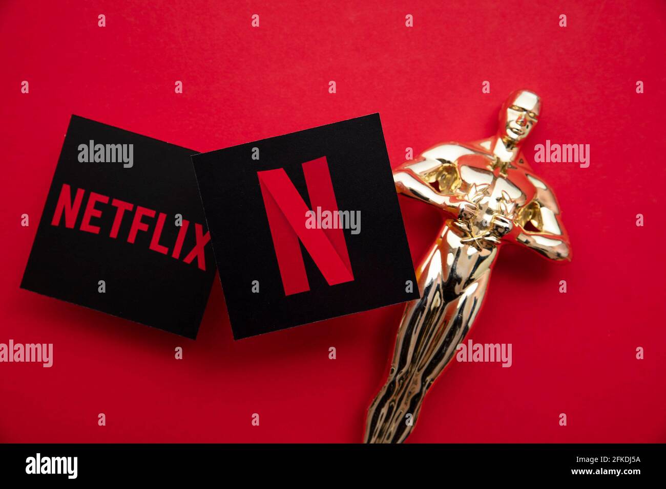 LONDON, Großbritannien – APRIL 2021: Netflix Online-Dampfservice-Logo mit Auszeichnung Stockfoto