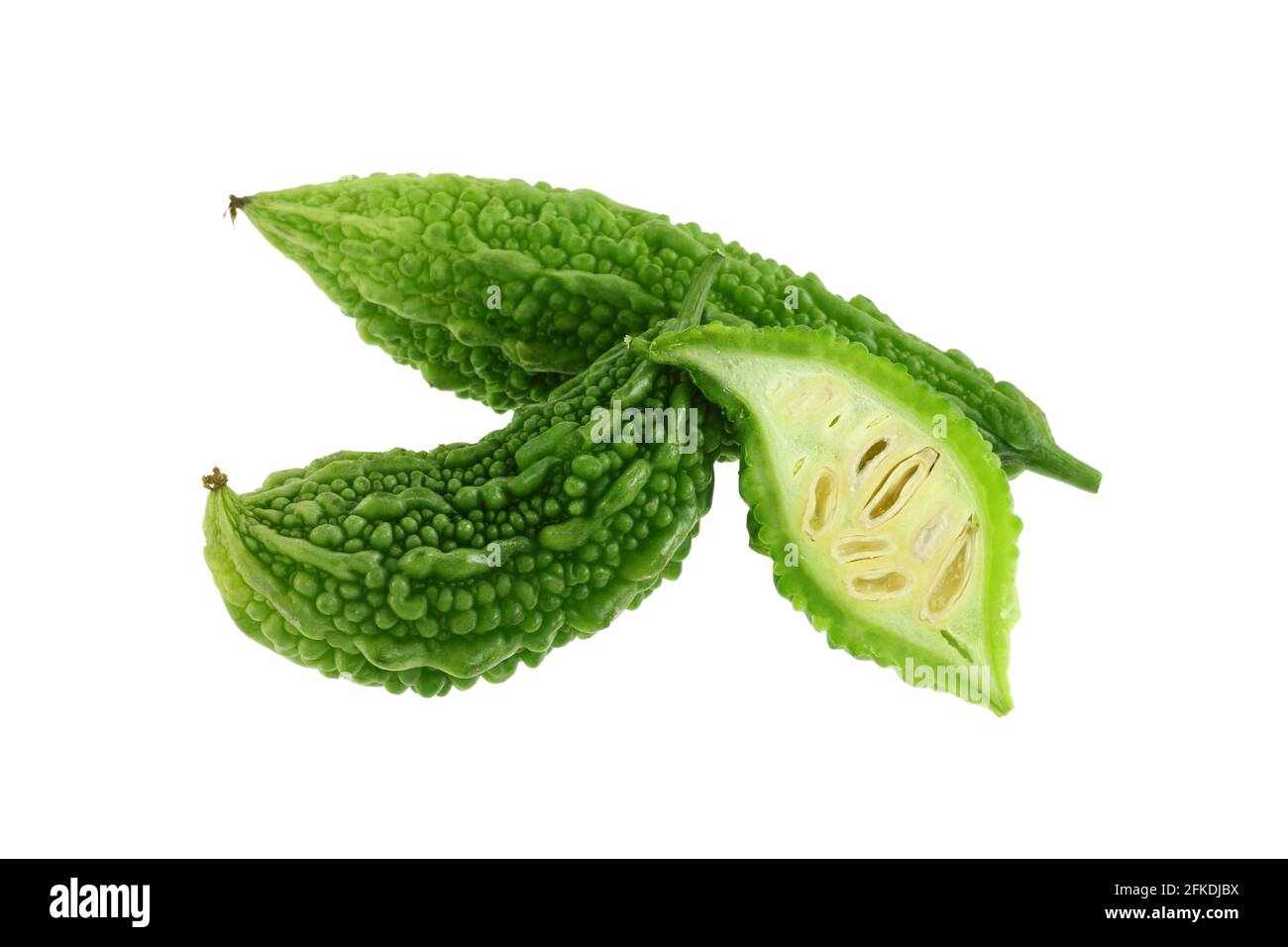 Nahaufnahme von frischer Bitter Gurke (Balsum Pear), halbiert, isoliert auf weißem Hintergrund Stockfoto
