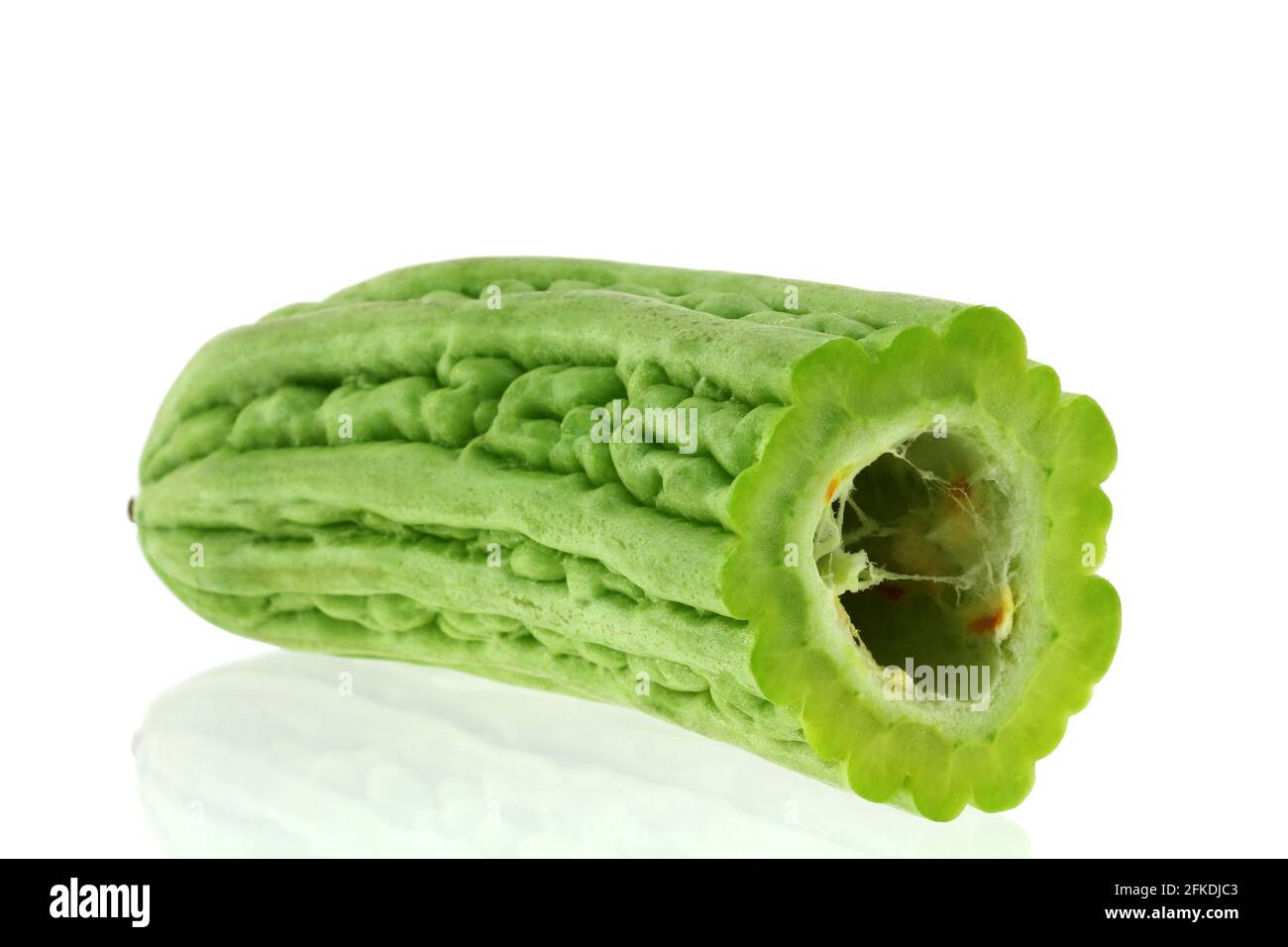 Nahaufnahme des frischen chinesischen bitteren Gourds (Balsum Pear), halbiert, isoliert auf weißem Hintergrund Stockfoto