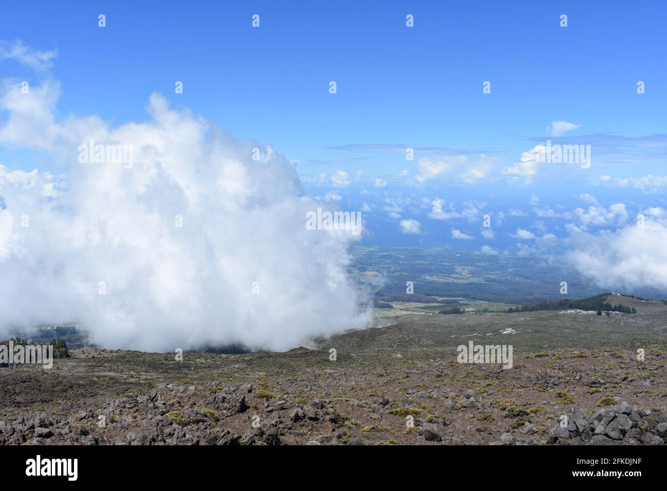 Landschaft mit Dampfwolken unter blauem Himmel Stockfoto