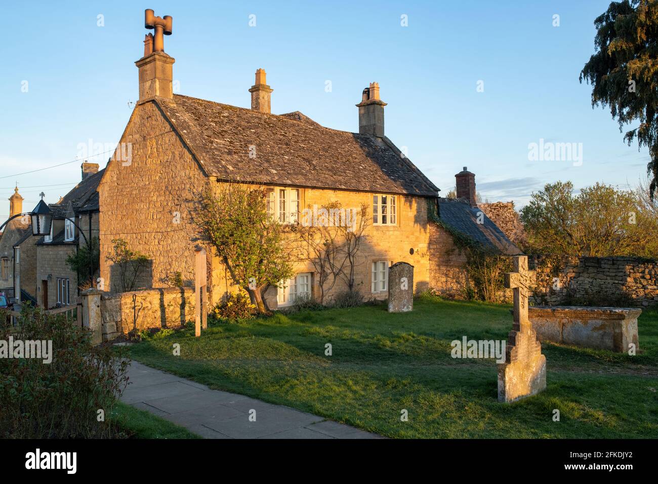 Cotswold Steinhütte neben St. Peters Kirchhof. Willersey, Cotswolds, Gloucestershire, England Stockfoto