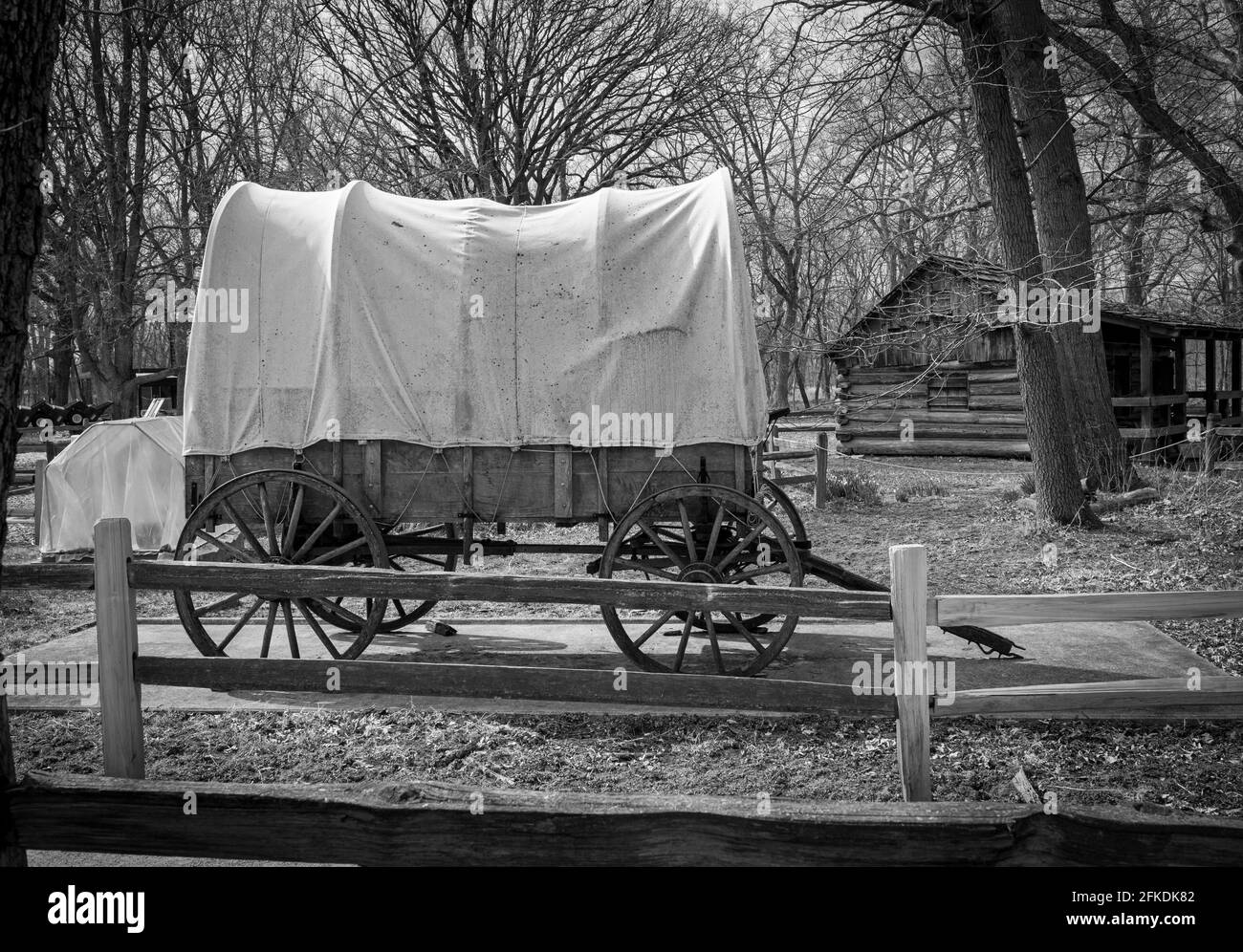 SÜDHOLLAND, IL. USA MARCH 30, 2021: EIN WAGEN IM WESTLICHEN STIL IN EINEM WALDSCHUTZGEBIET IN SÜDHOLLAND, EINEM VORORT SÜDLICH VON CHICAGO Stockfoto