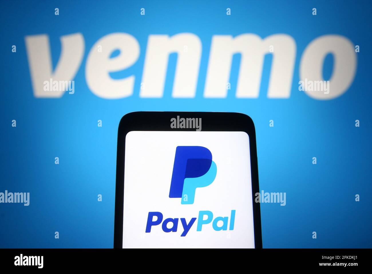 Ukraine. April 2021. In dieser Abbildung ist das PayPal-Logo auf einem Smartphone-Bildschirm vor dem Venmo-Logo zu sehen. Kredit: SOPA Images Limited/Alamy Live Nachrichten Stockfoto