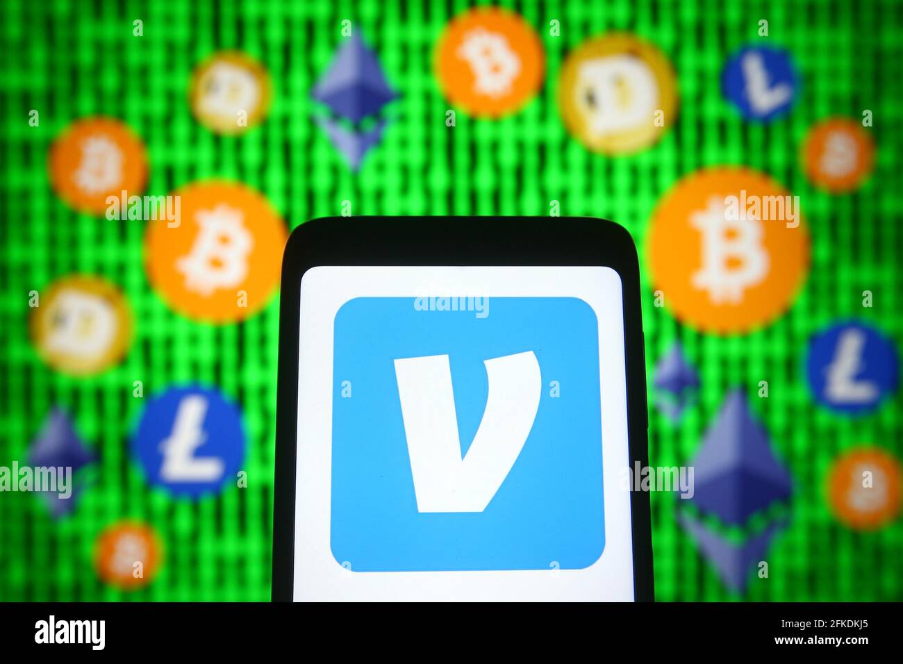 Ukraine. April 2021. In dieser Abbildung ist das Venmo-Logo eines mobilen Zahlungsdienstes auf einem Smartphone-Bildschirm vor Kryptowährungszeichen zu sehen. Kredit: SOPA Images Limited/Alamy Live Nachrichten Stockfoto