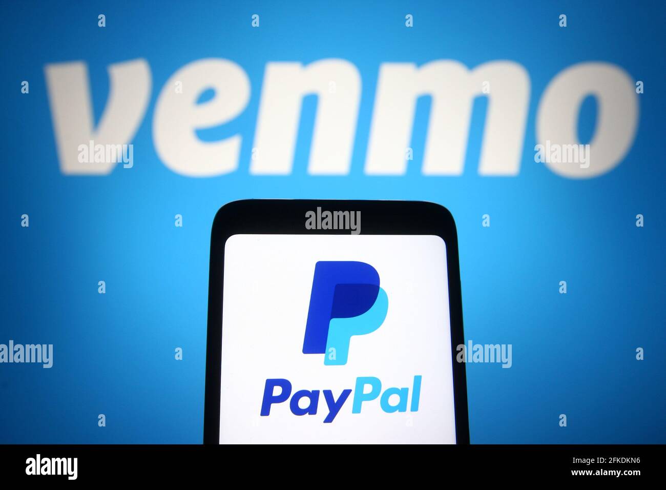 Ukraine. April 2021. In dieser Abbildung ist das PayPal-Logo auf einem Smartphone-Bildschirm vor dem Venmo-Logo zu sehen. (Foto von Pavlo Gonchar/SOPA Images/Sipa USA) Quelle: SIPA USA/Alamy Live News Stockfoto