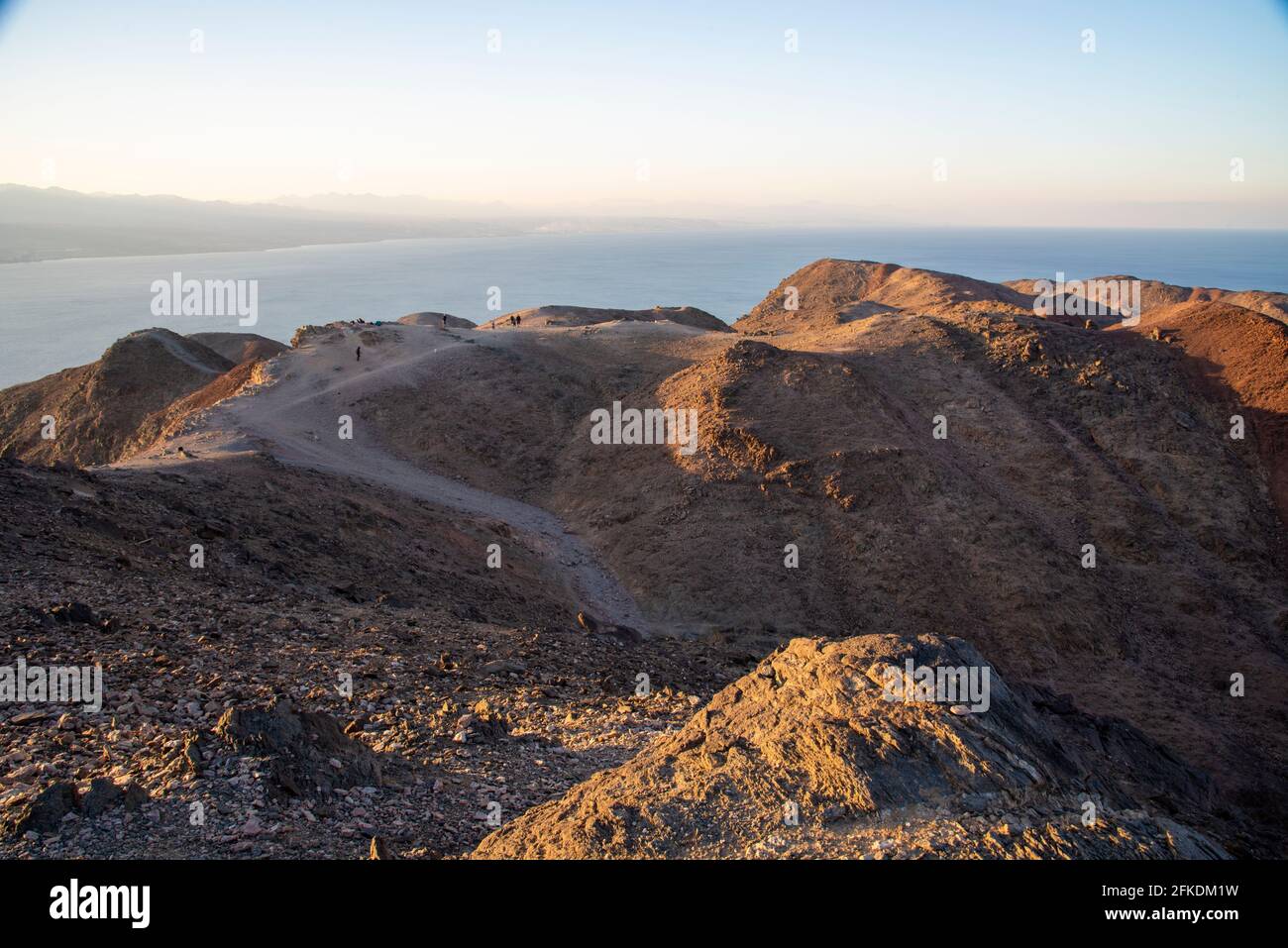 Berge in der Wüste vor dem Hintergrund des Roten Meeres. Shlomo Mountain, Eilat Israel, Mars like Landscape. Hochwertige Fotos Stockfoto