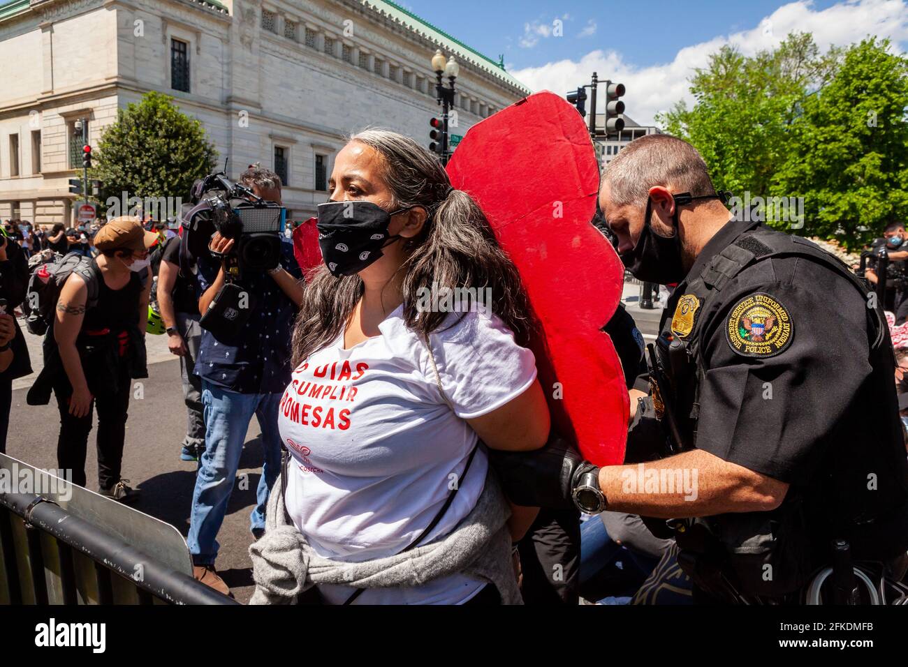 Washington, DC, USA. Im Bild: Aktivisten werden von Beamten des US-Geheimdienstes verhaftet, weil sie im Rahmen einer zivilen Ungehorsam-Aktion einen Eingang zum Weißen Haus blockiert haben. Immigranten und Unterstützer von Cosecha-Kapiteln im ganzen Land protestieren am 100. Tag der Biden-Regierung gegen das Fehlen von Maßnahmen zur Immigration. Kredit: Allison C Bailey / Alamy Live Nachrichten Stockfoto