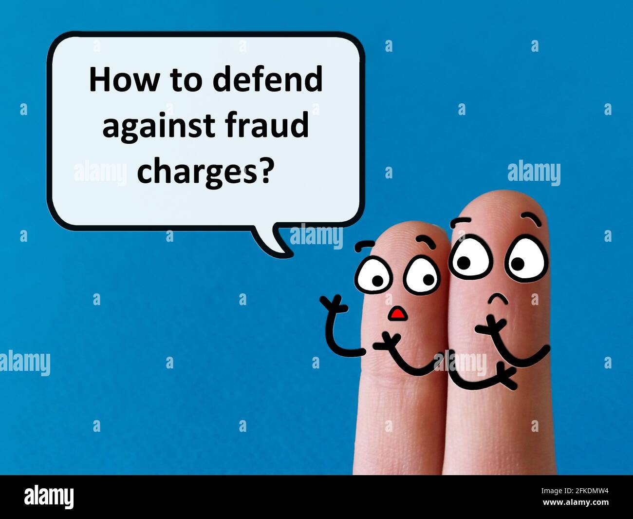 Zwei Finger sind als zwei Personen dekoriert. Einer von ihnen fragt, wie man sich gegen Betrugsfälle verteidigen kann. Stockfoto