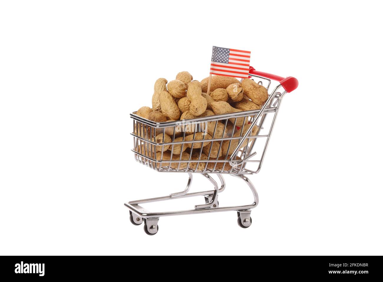 Amerikanischer Einkaufswagen mit Erdnüssen auf weißem Hintergrund isoliert fiiled. Stockfoto