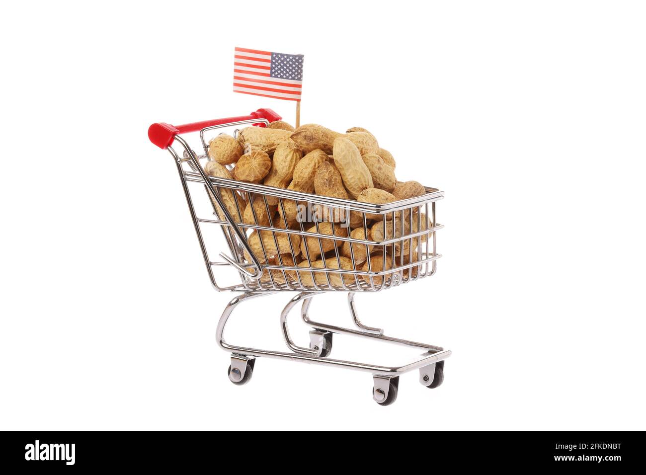 Amerikanischer Einkaufswagen mit Erdnüssen auf weißem Hintergrund isoliert fiiled. Stockfoto