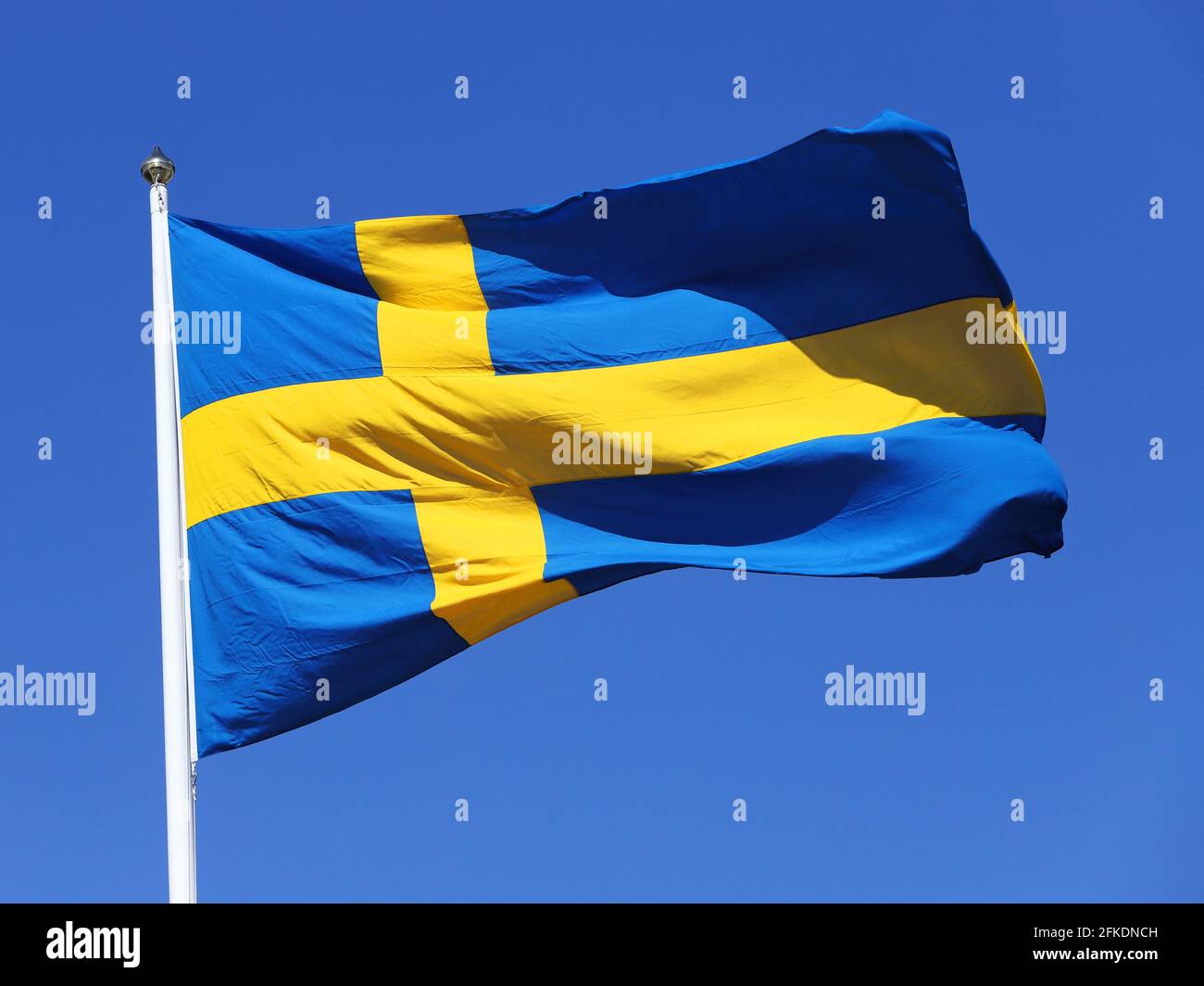 Nahaufnahme der schwedischen Flagge, die gegen einen blauen, klaren Himmel wehte. Stockfoto