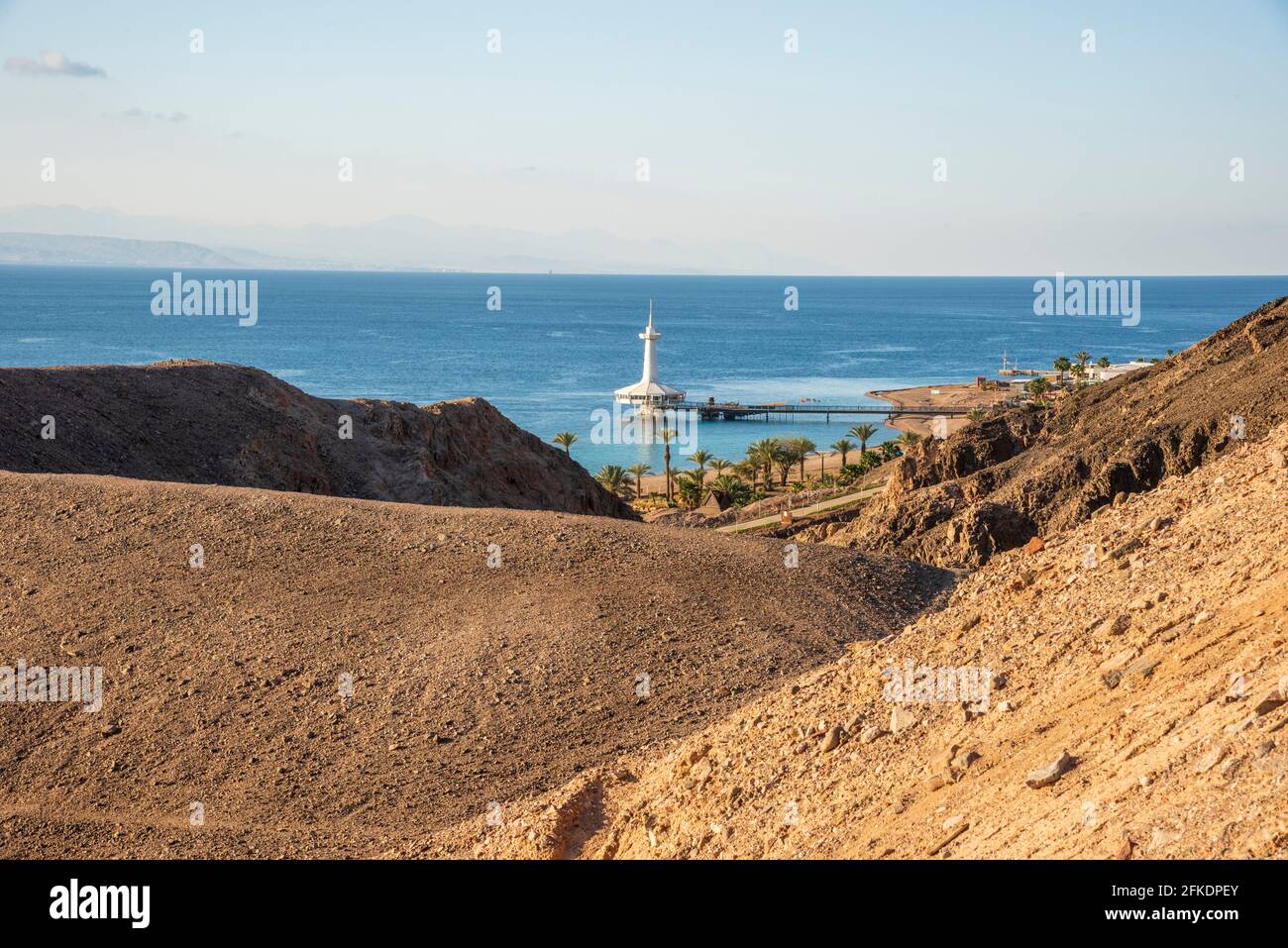 Eilat, Israel - 31 2021. März: Berge in der Wüste vor dem Hintergrund des Roten Meeres mit dem Eilat Underwater Observatory Marine Park. Shlomo Mountain, Eilat Israel, Mars like Landscape Stockfoto