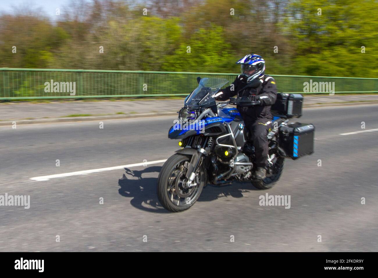 2015 BMW R 1200 GS; Motorradfahrer; Zweiradtransport, Motorräder, Fahrzeug, Straßen, Motorräder, Motorradfahrer fahren in Chorley, Großbritannien Stockfoto