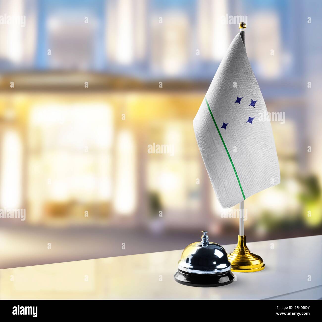 Mercosur-Flagge auf dem Rezeptionstresen in der Lobby des Hotels Stockfoto