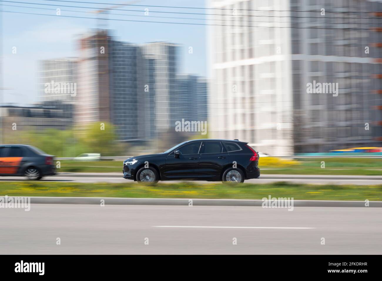 Ukraine, Kiew - 20. April 2021: Schwarzer Volvo XC60 fährt auf der Straße. Redaktionell Stockfoto