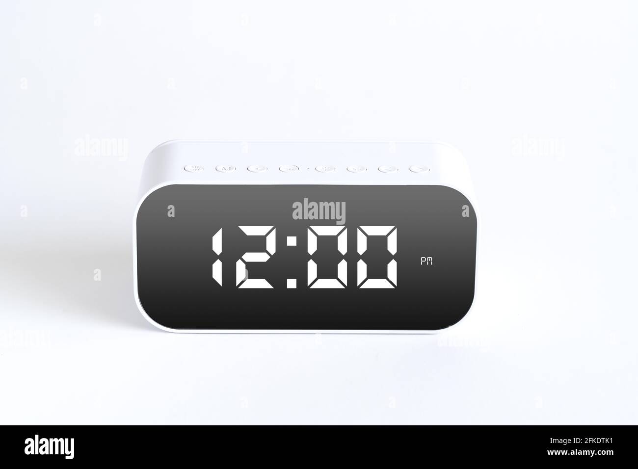 3D-Wiedergabe einer Digitalanzeige, die isoliert 12 Uhr blinkt Auf weißem Hintergrund Stockfoto