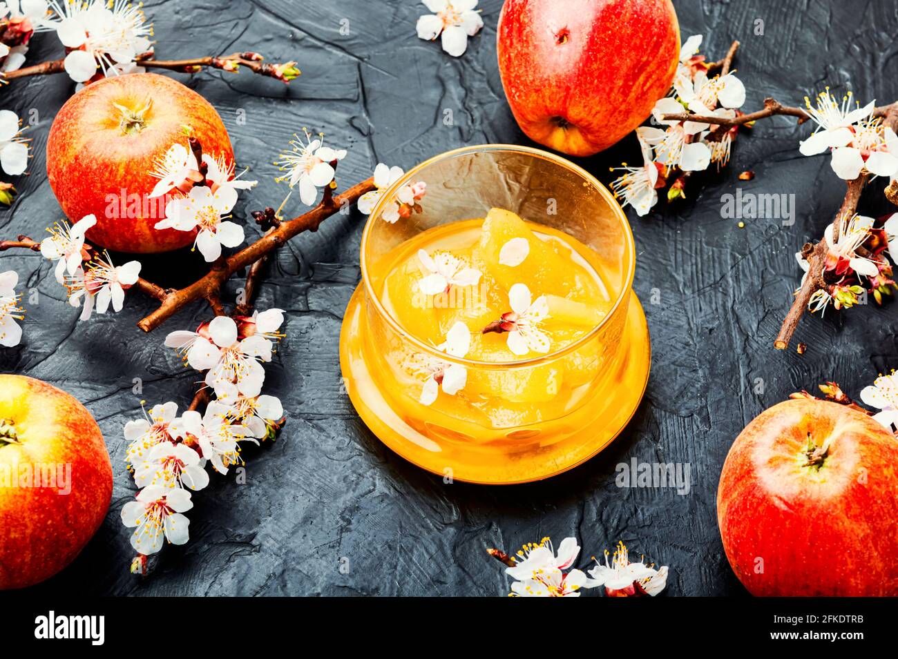 Apfelmarmelade im Glas und frische Äpfel.Obstmarmelade Stockfoto