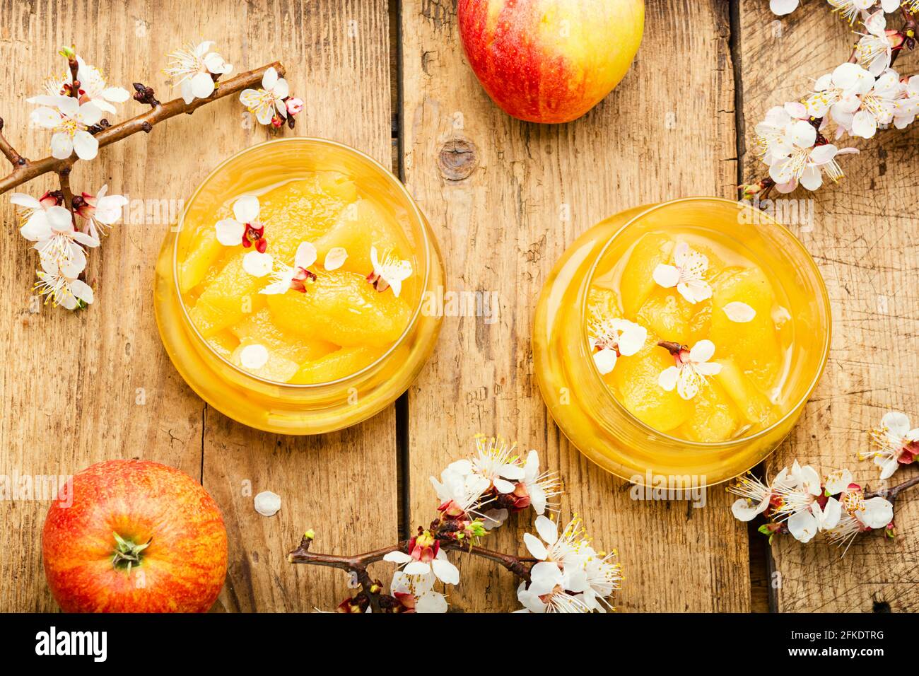 Leckere Apfelmarmelade oder Apfelmarmelade.Apfelkonfitüre im Glasglas Stockfoto