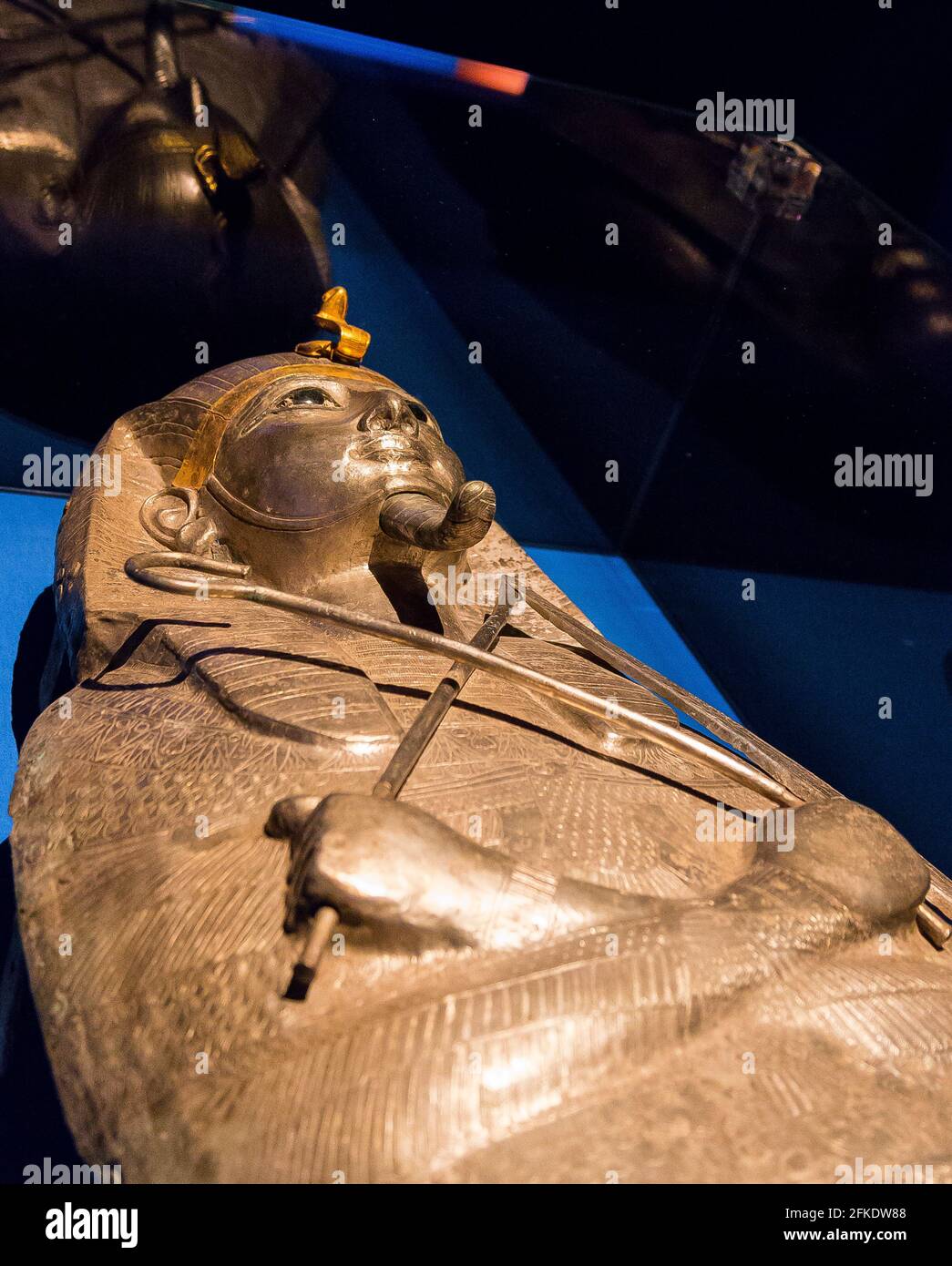 Aus dem Ägyptischen Museum Kairo, in Monaco Ausstellung : Sarg des Königs Psusennes I. Silber, Gold und Glas. Stockfoto