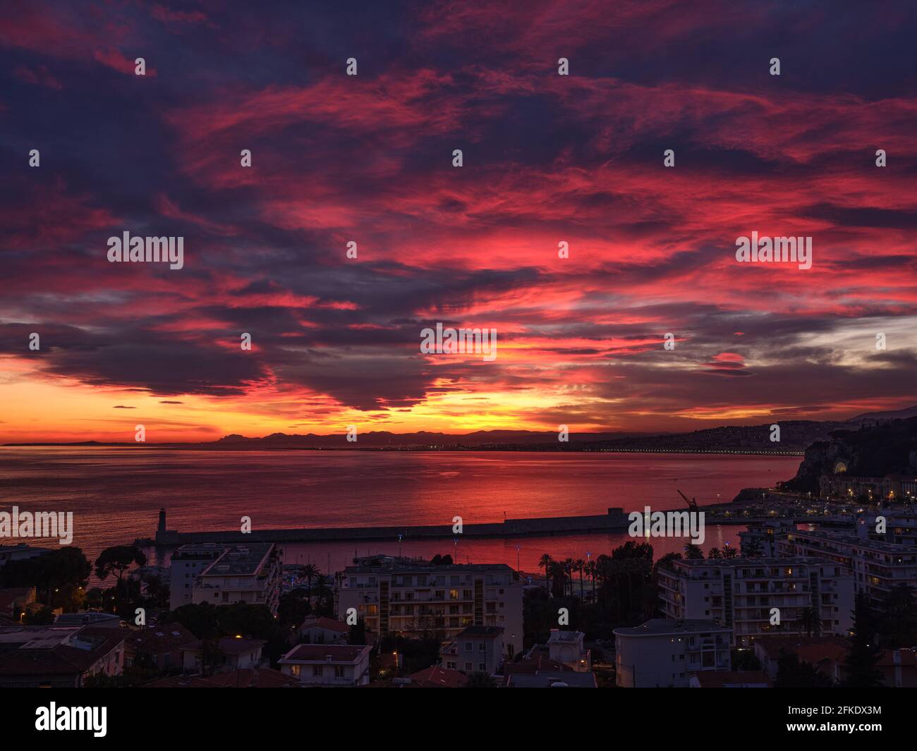 Feurige Wolken, die nach Westen schauen, kurz nach Sonnenuntergang über dem Mittelmeer der Französischen Riviera. Nizza, Alpes-Maritimes, Frankreich. Stockfoto