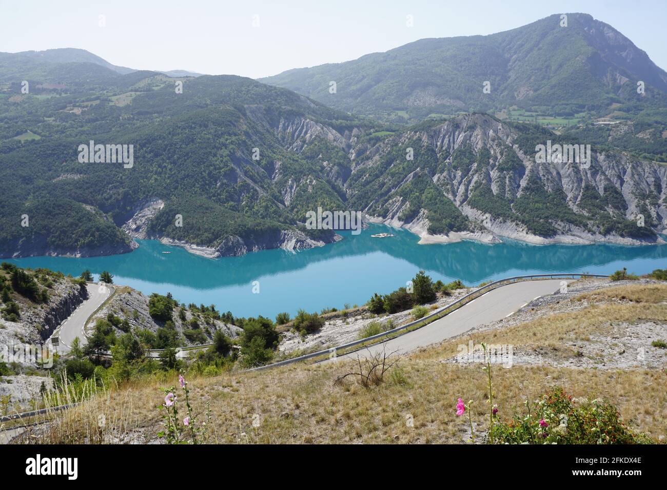 Panoramablick auf den See von Serre Ponçon und die Autobahn in den Bergen der südlichen Alpen, Frankreich Stockfoto