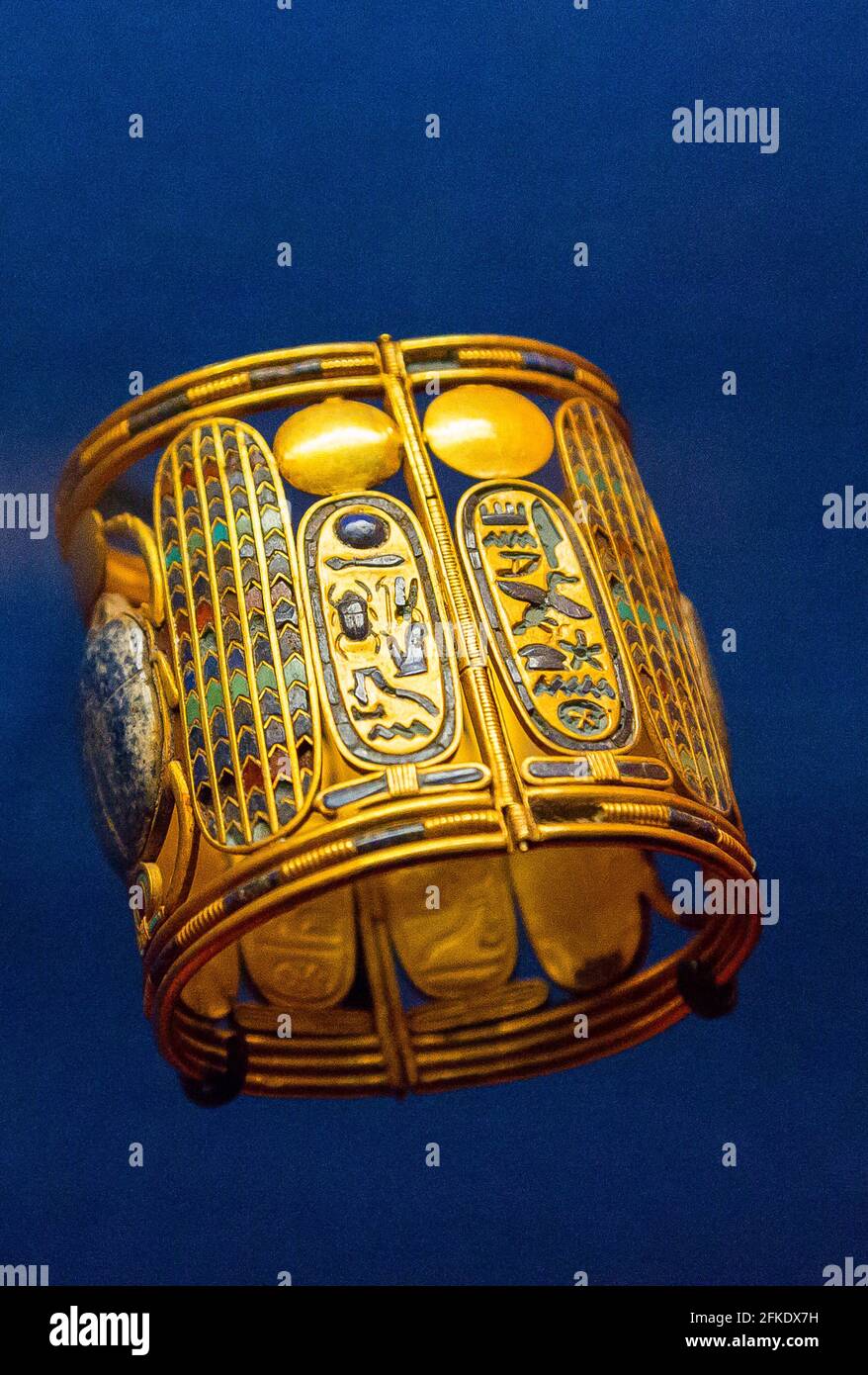 Kairo, Ägyptisches Museum, aus Tanis, Begräbnis des Königs Psusennes I. : eines der beiden Armbänder mit Kartuschen des Königs und Lapislazuli-Skarabäen. Stockfoto