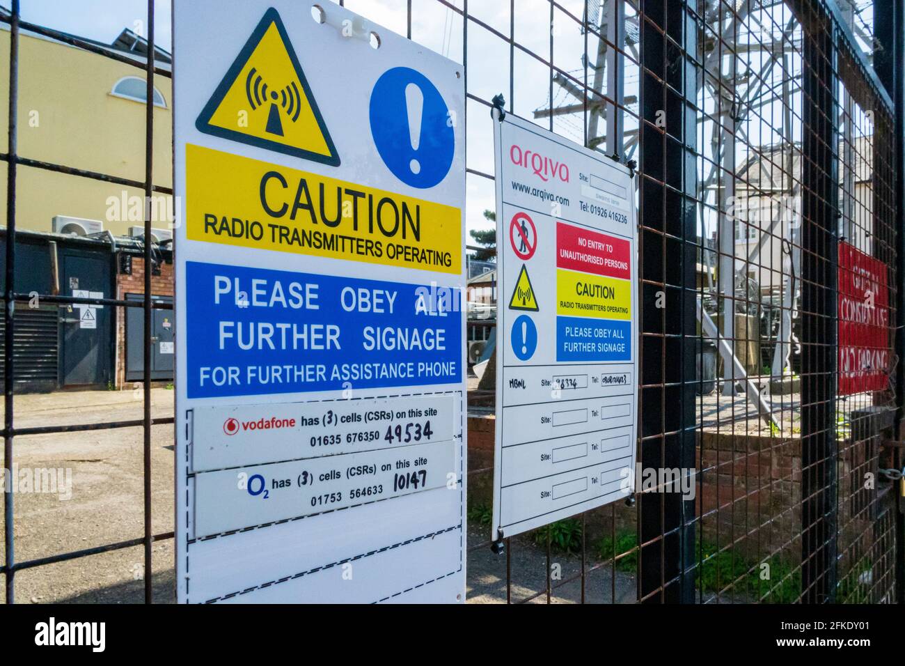 Warnschilder für den Funksender am Tor zum Sendeturm der Swains Lane, Highgate, London, Großbritannien Stockfoto