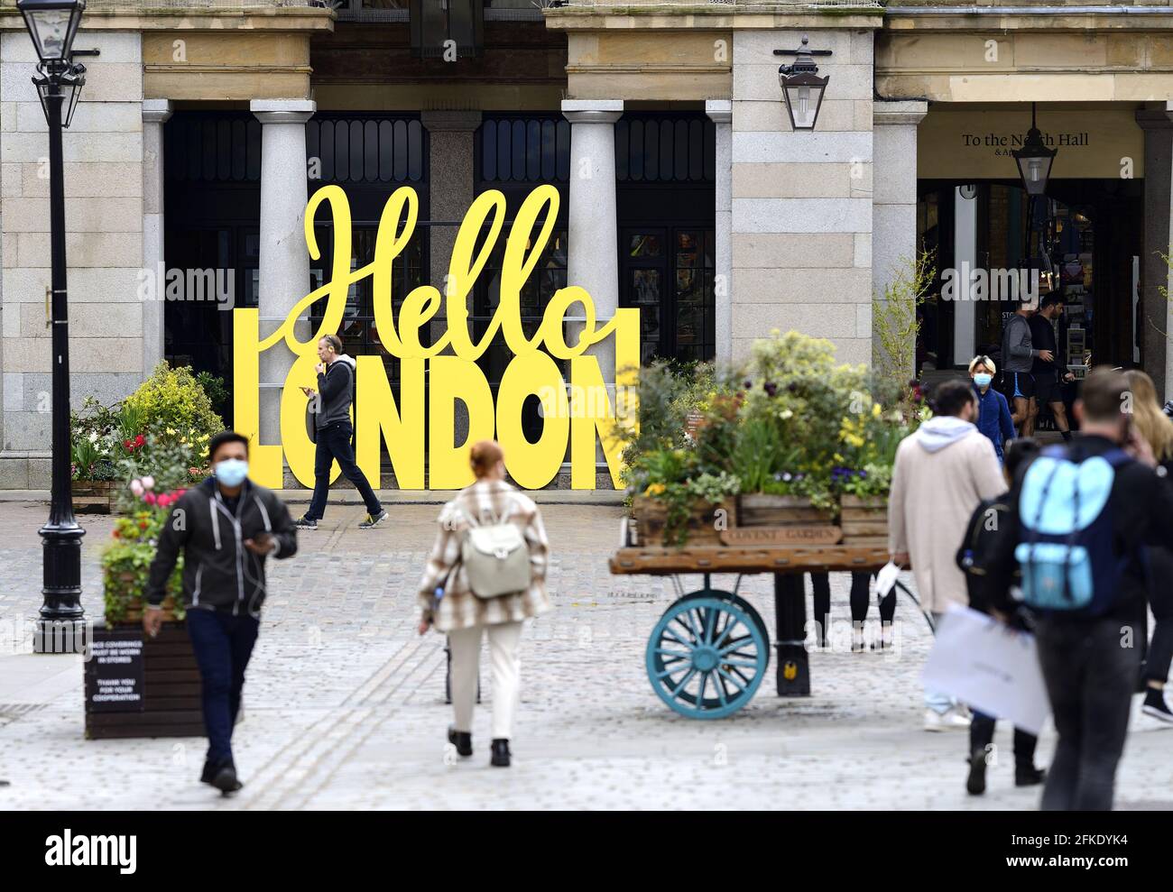 London, England, Großbritannien. Covent Garden „Hello London“-Schild begrüßt die Käufer nach der COVID-Sperre am 2021. April Stockfoto
