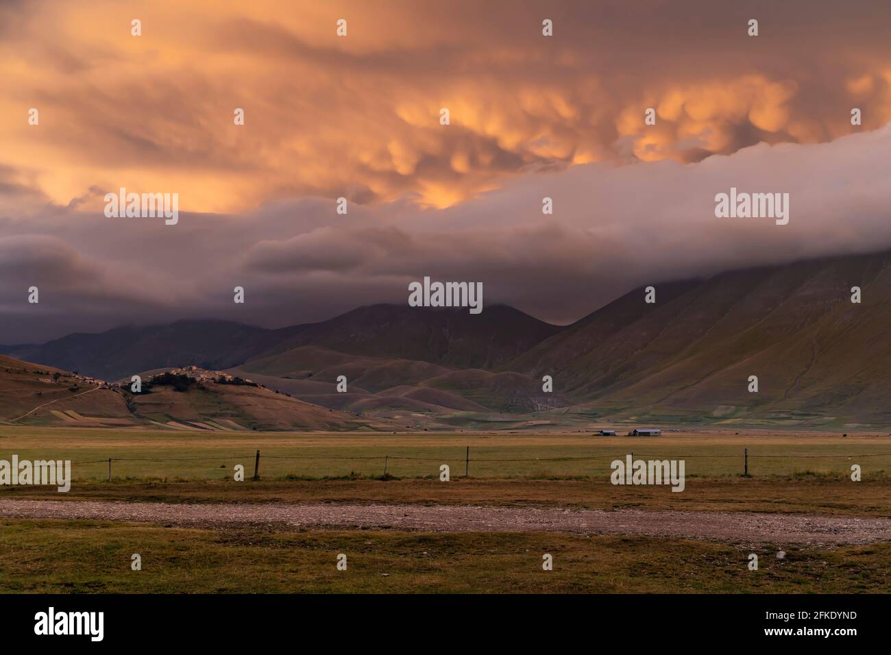 Landschaft in der Nähe von Castelluccio Dorf im Nationalpark Monte Sibillini, Region Umbrien, Italien Stockfoto