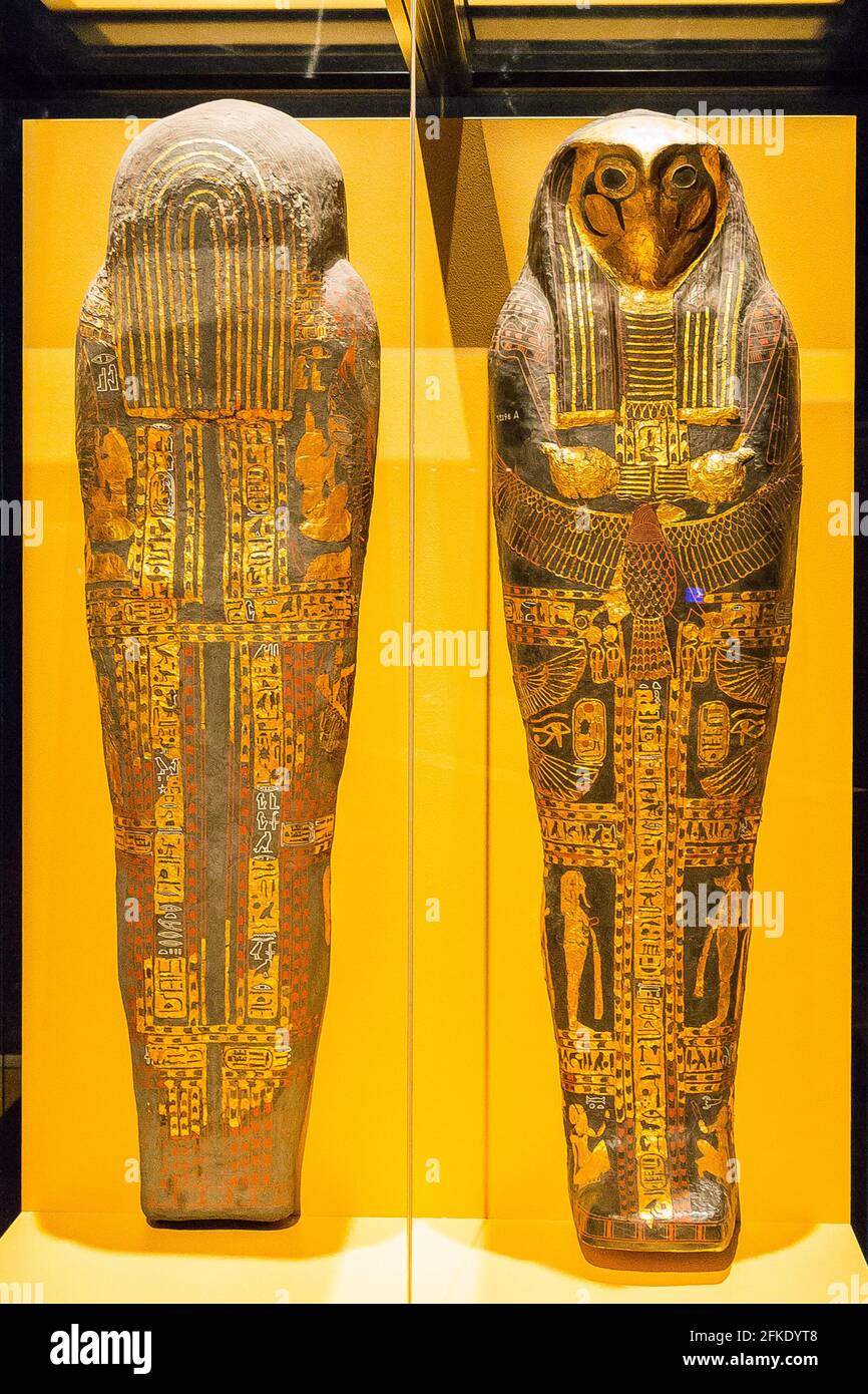 Ägypten, Kairo, Ägyptisches Museum, Cartonnage Sarg mit Falkenkopf, in der königlichen Nekropole von Tanis gefunden, Begräbnis des Königs Sheshonq 2. Leinen und Gold. Stockfoto