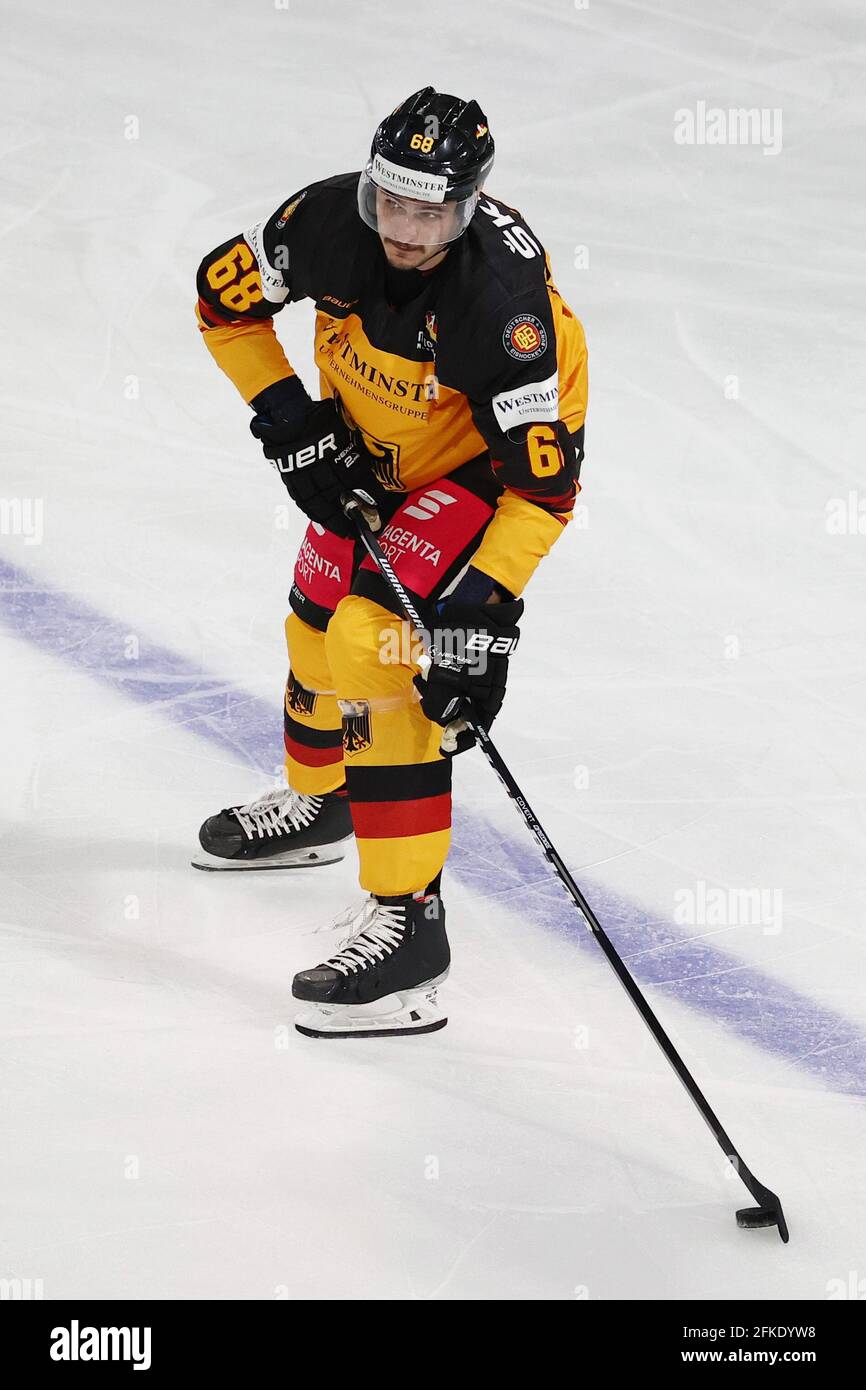 Nürnberg, Deutschland. April 2021. Eishockey: Internationales Spiel, Deutschland - Tschechien, in der Arena Nürnberger Versicherung. Oliver Mebus aus Deutschland spielt den Puck. Quelle: Daniel Karmann/dpa/Alamy Live News Stockfoto