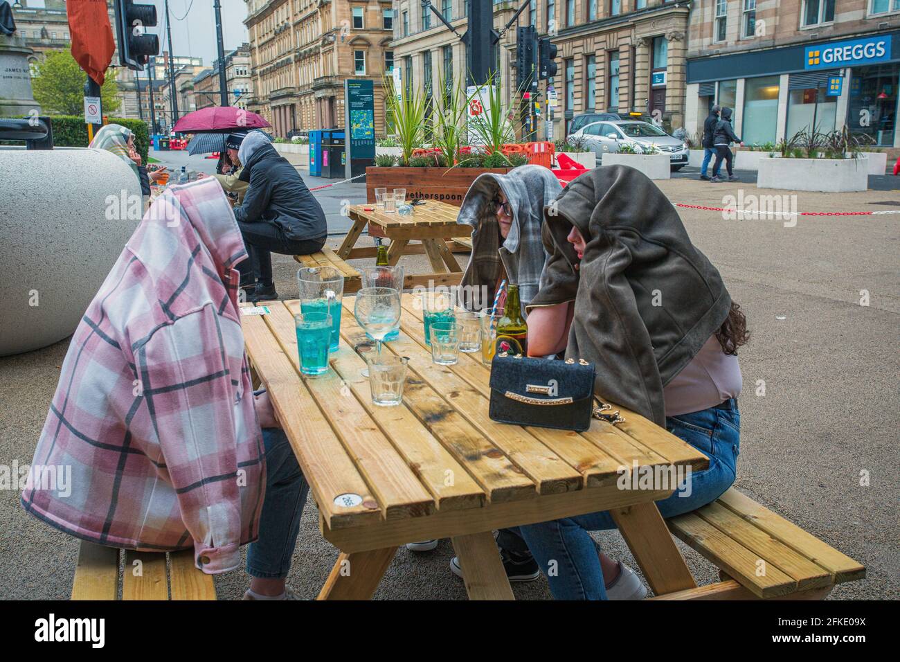 Gruppe junger Menschen, die im Stadtzentrum von Glasgow, Schottland, trinken. Stockfoto