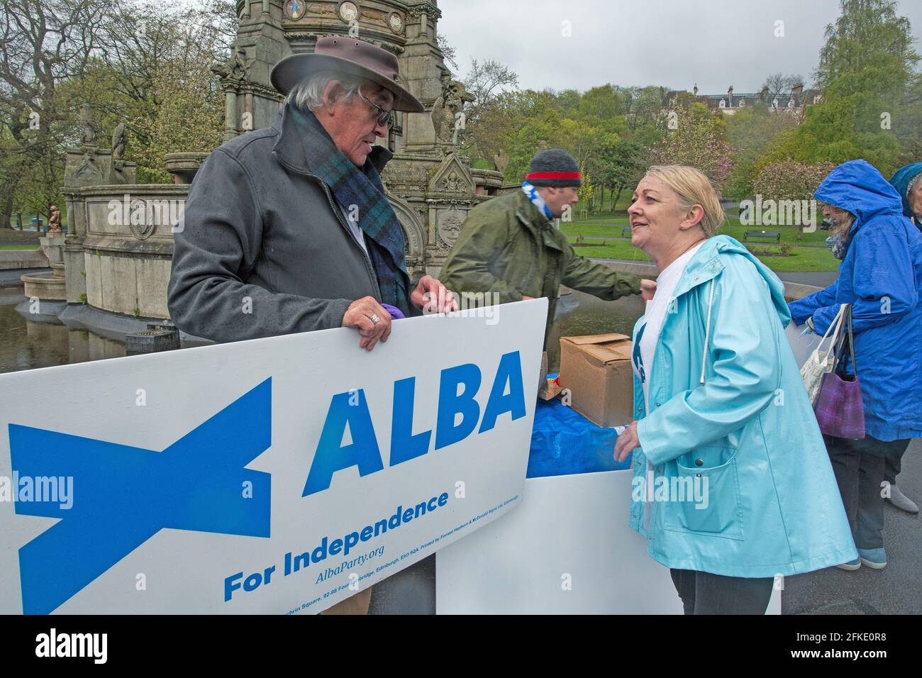 Die Alba-Kandidatin Michelle Farns wirbt im Kelvingrove Park mit Kampagnenmaterial, das von Freiwilligen in Glasgow, Schottland, gesammelt wurde. Stockfoto