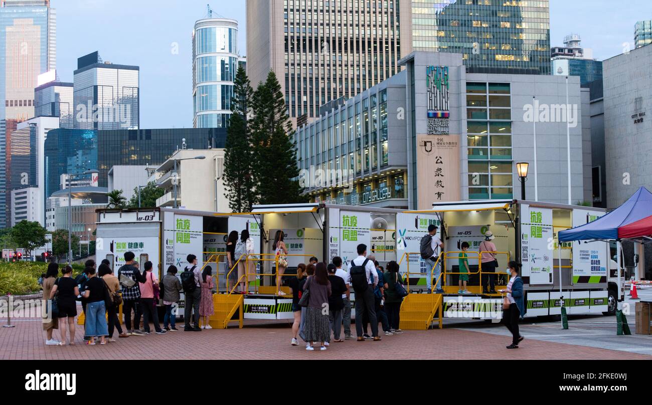 Mobile Testfahrzeuge in Hongkong, die den Bewohnern kostenlose Covid-19-Testdienste bieten. Stockfoto