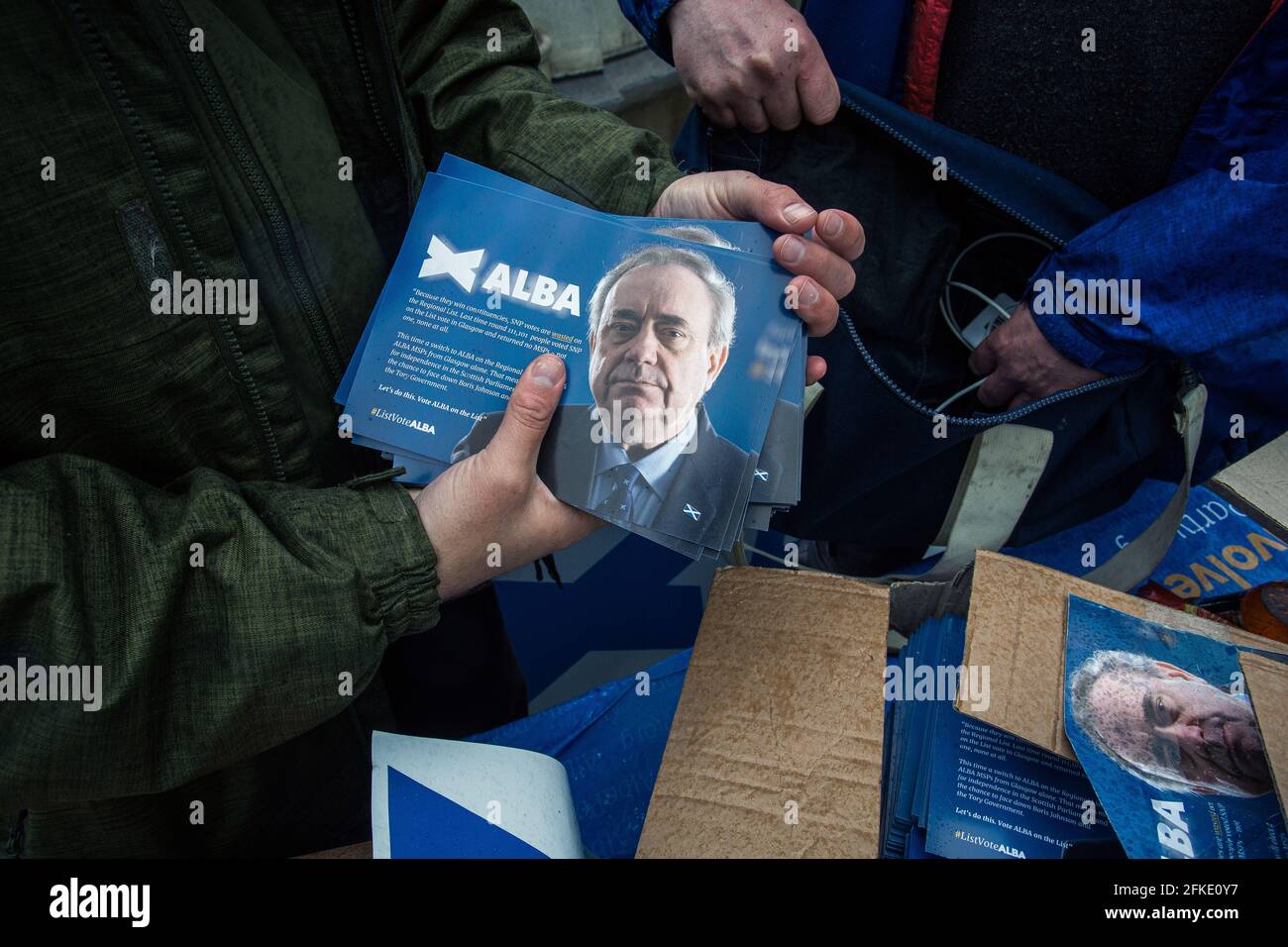 ALBA-Partei, die im Kelvingrove Park mit Kampagnenmaterial wirbt, das von Freiwilligen in Glasgow, Schottland, gesammelt wurde. Stockfoto