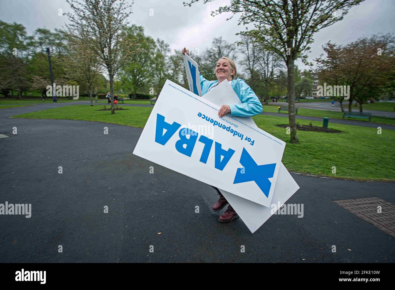 Die Alba-Kandidatin Michelle Farns wirbt im Kelvingrove Park mit Kampagnenmaterial, das von Freiwilligen in Glasgow, Schottland, gesammelt wurde. Stockfoto