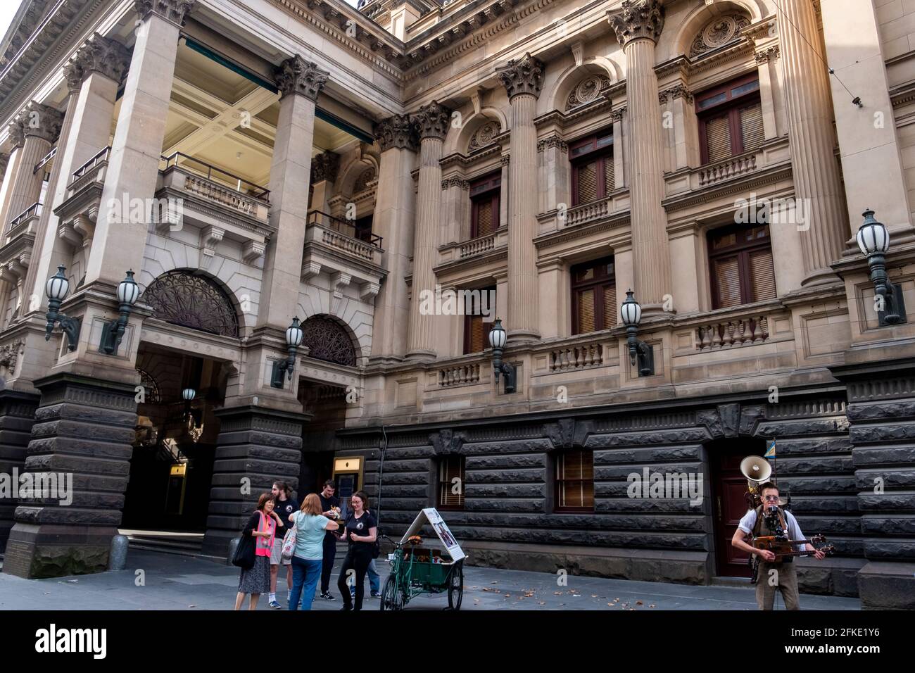 Vor dem Rathaus in Melbourne, Victoria, Australien, tritt ein Busfahrer auf Stockfoto