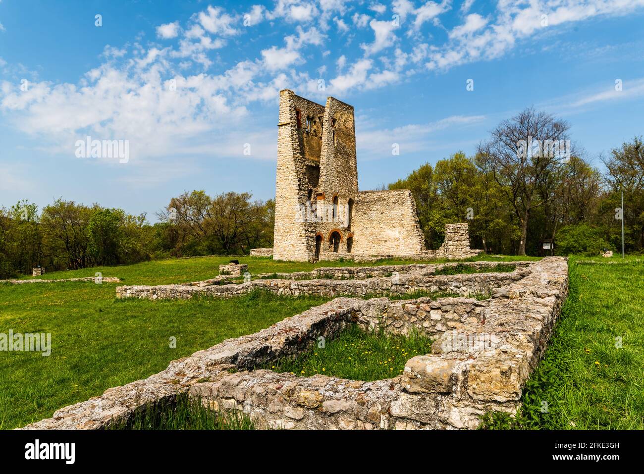 Gesegnete Frau Kirche Ruinen in Ungarn in der Nähe des Plattensees in Dorgicse Dorf. Erstaunlicher Panoramablick und einzigartige mittelalterliche historische Ruinen gibt es. Stockfoto